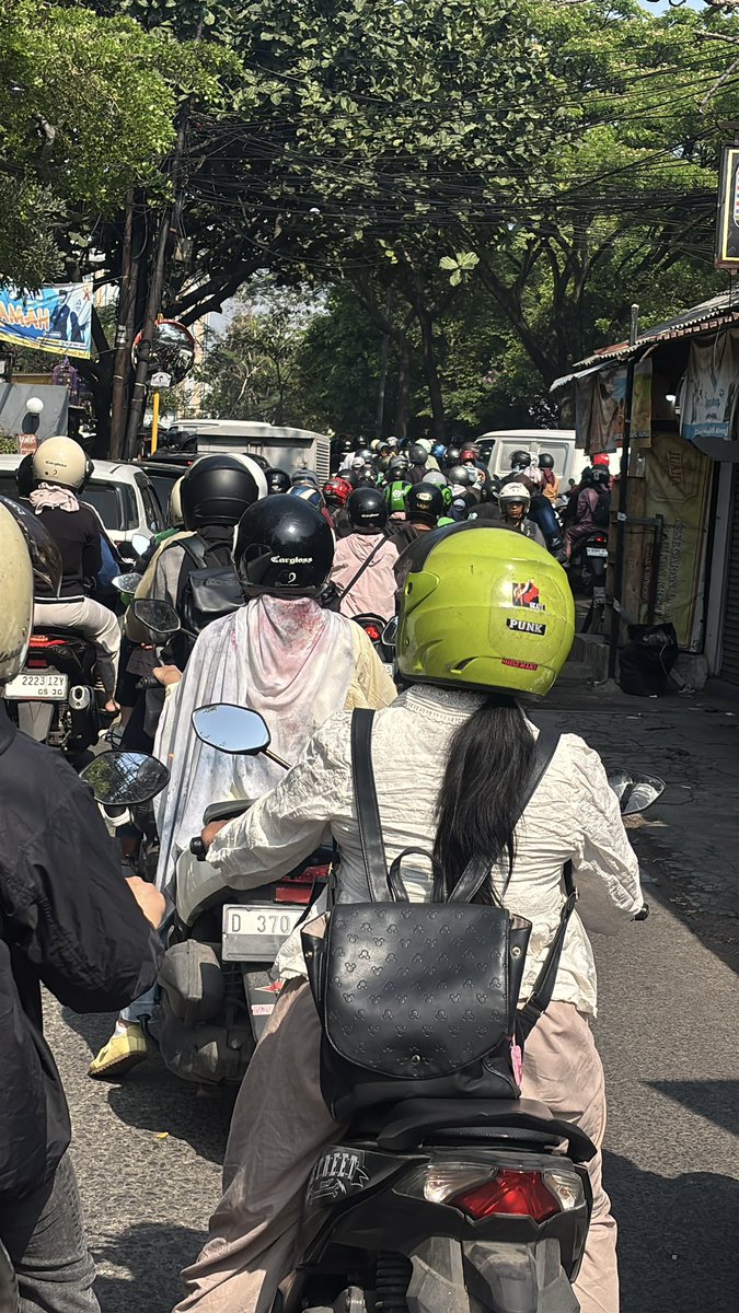 copyccatz's tweet photo. soekarno hatta gila bgt maacetnya bandung ya allah https://t.co/nAZwbmKS7Z