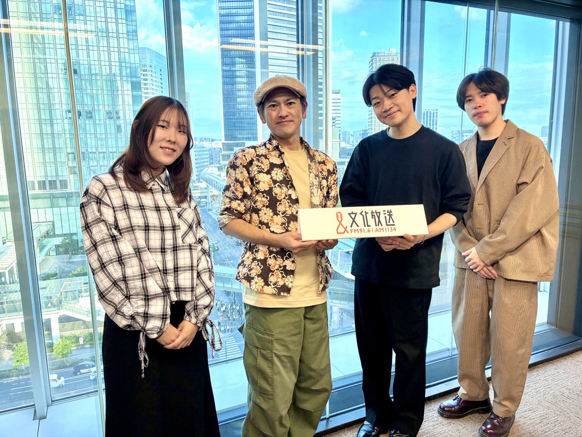 aoni_official's tweet photo. #古川登志夫
#山本慧
#私市淳
#中西雷人
#田中愛夏

【青山二丁目劇場『隣の星野』】
〈9月28日(月)21:00~21:30〉
https://t.co/mka946ktWm

安アパートで一人暮らしをしている大学生の康二。半年ほど前まで住んでいた隣人が去って以来、隣戸は空き部屋だったが最近新しく誰が入ってきたようだ。新しい隣人がどんな人なのか気になっていた彼の前に…。