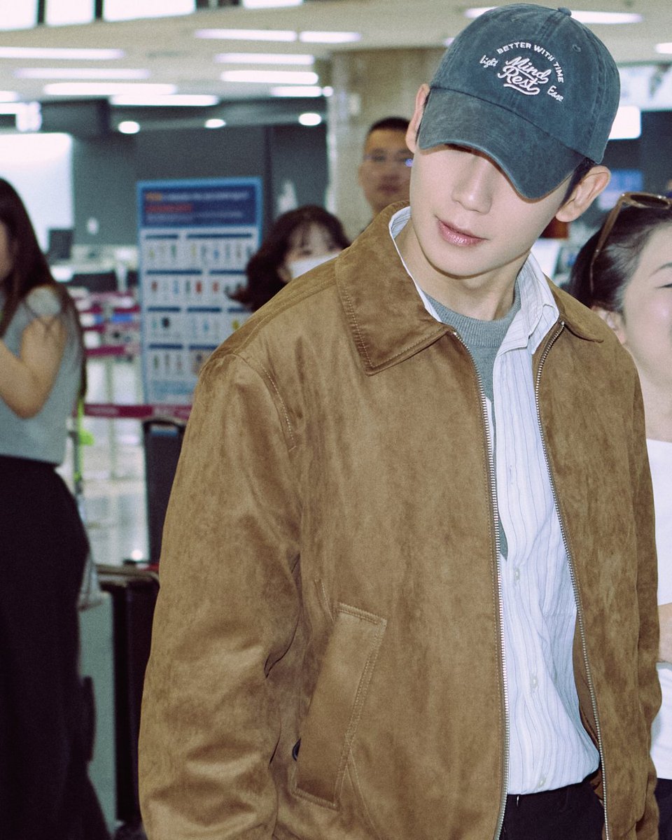HaeinessPH's tweet photo. Supporting brands that support Jung Hae In. 🤍
MINDBRIDGE 26FW │ Jung Hae In Airport Fashion ✈️

An airport look that naturally catches attention without trying too hard. 

#JungHaeIn #정해인 
#MINDBRIDGE 
#마인드 @ActorHaein https://t.co/xjdX0NePVt