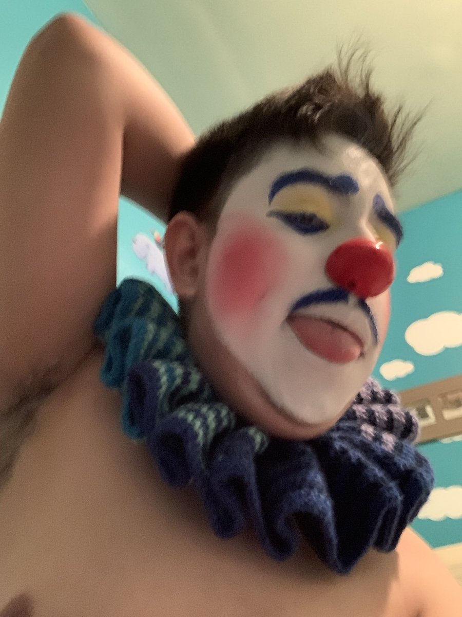 FoolFrobo99587's tweet photo. Clownin and goofing 
#clown #gay #gayclown #fag https://t.co/MM9tjqjSdl