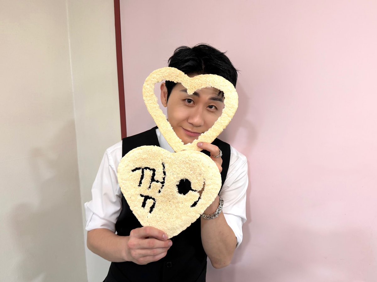 YOUNGTAK_ABYSS's tweet photo. 인기가요 Behind photo (surprise!) 💙

#꺾어 #GOGO #영탁 #YOUNGTAK https://t.co/6yXklsRarT