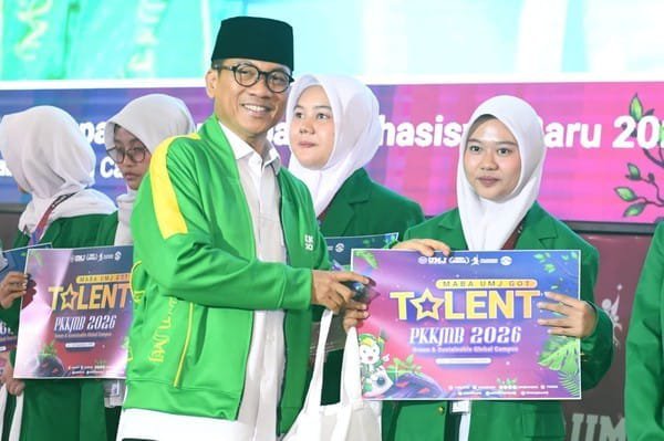 Zamruddin1706's tweet photo. Menteri Desa PDT *Yandri Susanto* mengajak mahasiswa baru UMJ berani bermimpi besar, menjadi pengusaha, menggali potensi unggulan desa.  Mahasiswa didorong turut mengembangkan komoditas lokal. 
#KementerianDesaPDT
#BPSDMKementerianDesaPDT
#BangunDesaBangunIndonesia https://t.co/EGOdhi734r