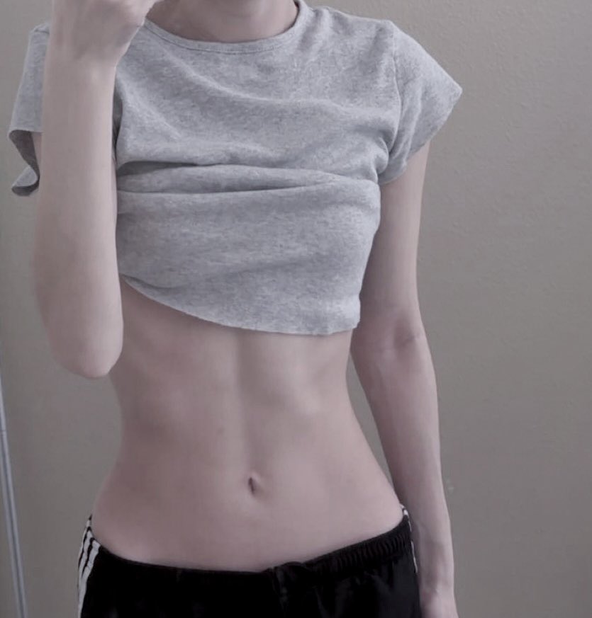 aprilyvm's tweet photo. I hate having broad ass shoulders and narrow hips <\3 #bc #edrtwt https://t.co/9FR57dJT0y