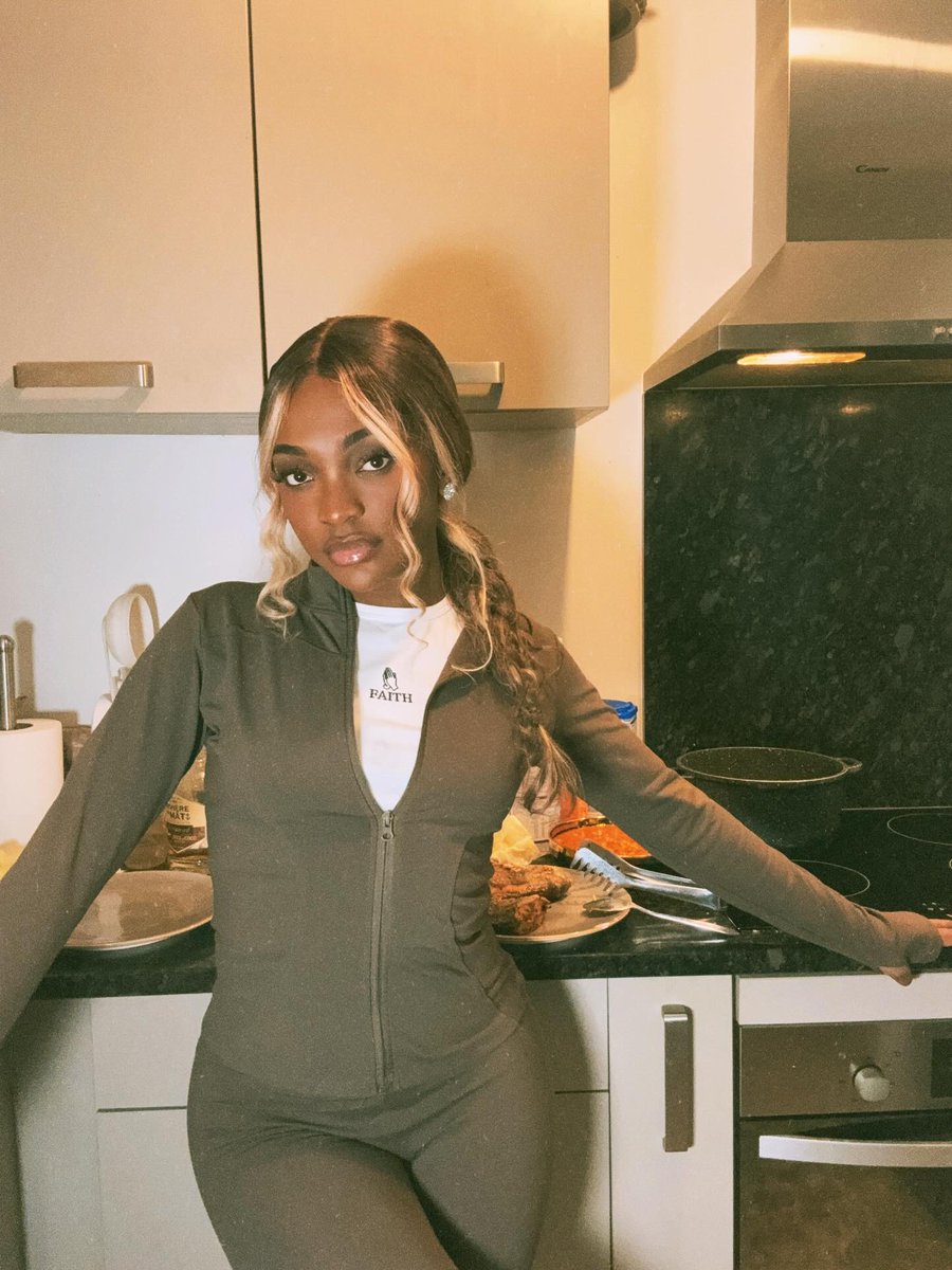 felopes_m's tweet photo. Chef en cuisine. Ensemble disponible chez @faithshopboutique https://t.co/KqQBljvpvH