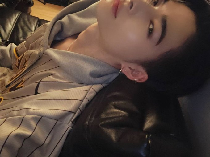 gogumaokxuxu's tweet photo. 니키 좋겟다 
거울보면 잘생긴 니키있어서 https://t.co/3VZatmoUvG
