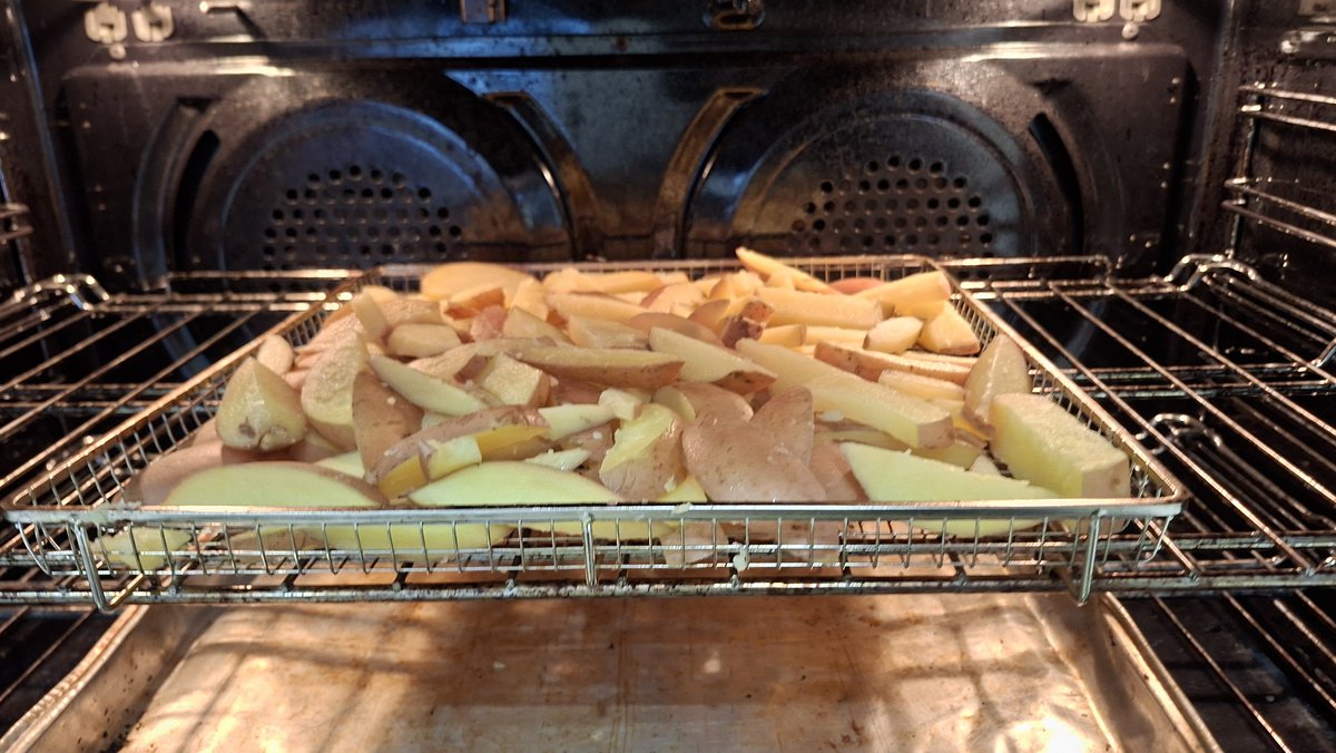 GannonGains's tweet photo. Boiled potatoes in salted water with baking soda  then crisped th em in the oven. Extremely tasty, just added a tiny spray of coconut oil (1-3g). Will do this again for sure, mogs all other forms of cooked potato https://t.co/Y4uQij6P1Q