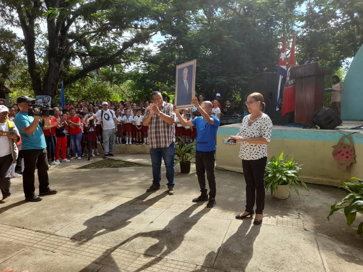 yoeaberob1's tweet photo. Felicidad de Yateras fue el escenario principal de celebración por los 66 años de los Comités de Defensa de la Revolución, organización creada por #Fidel para estar a la vanguardia en la defensa de la Patria.
#MiBarrioPorLaPatria 
#100AñosConFidel
#GuantánamoNoSeDetiene https://t.co/VZGFMPZRzo