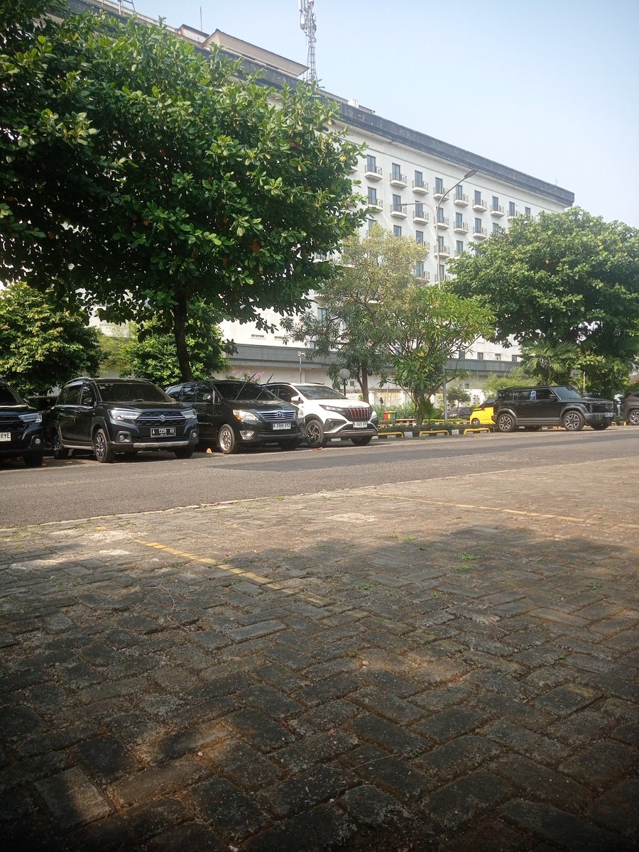 kunayqr's tweet photo. Nungguin bos lagi ke hotel , pasti lama dah https://t.co/cSx3zdxp24