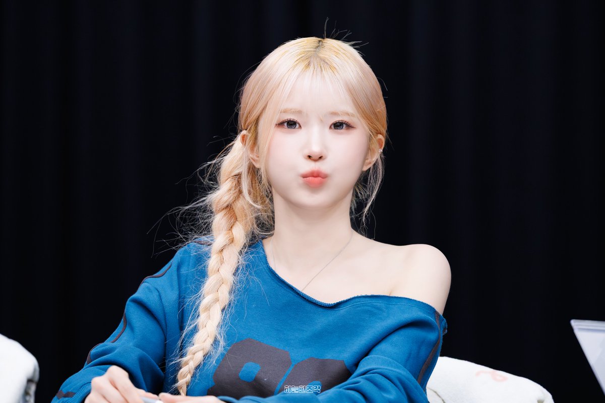 sky_piece_9's tweet photo. 260911 후즈팬 스토어 팬사인회 
송하영 
#송하영 #프로미스나인 
#fromis_9 #SONGHAYOUNG https://t.co/dv5joBZfj6