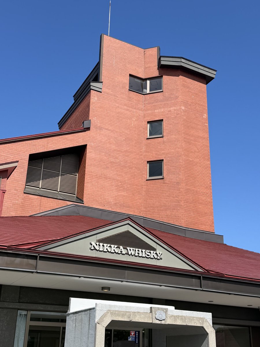 mikatan_CyberD's tweet photo. 今ってニッカの工場見学、事前予約が必要なんだね！！前に来たのは何年前だい…？ふらっと訪れて見られる場所はちょっとしかないのねー

布袋さんと同じ場所には辿り着けなかった😅

悔しいからアップルワインとウイスキー🥃買った（なんか違う） https://t.co/rgopGjgw5Q