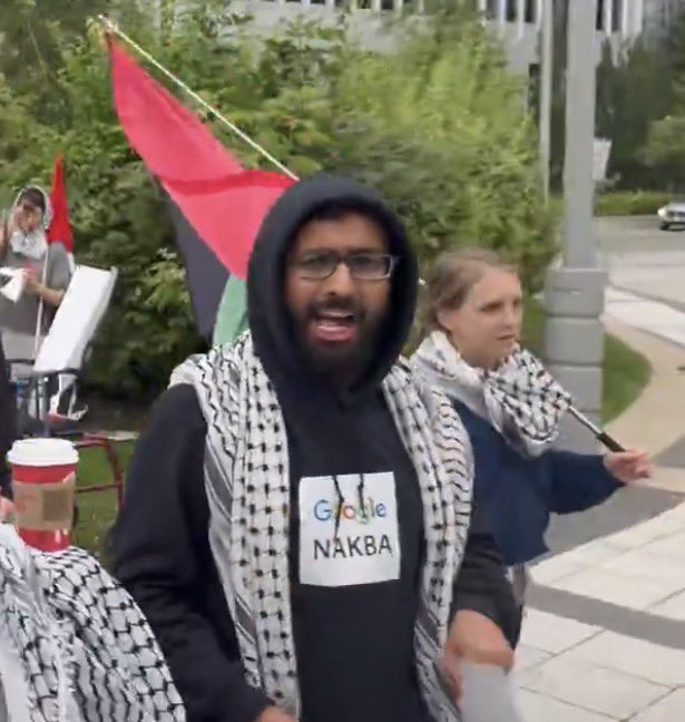 l3v1at4an's tweet photo. This is the same individual being seen pushed in the video being circulated by police.

So if you push him,@TorontoPolice will blast your face across all main stream news channels and hunt you down, but they have no issue him protesting outside of a synagogue on Yom Kippur. https://t.co/yYJWXPxOPG
