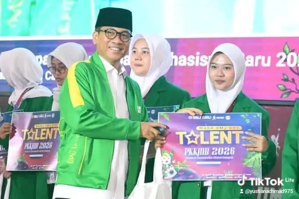 IanLafare's tweet photo. Menteri Desa PDT *Yandri Susanto* mengajak mahasiswa baru UMJ berani bermimpi besar, menjadi pengusaha, menggali potensi unggulan desa. Dengan 49 negara tujuan ekspor, mahasiswa didorong turut mengembangkan komoditas lokal. 

#KementerianDesaPDT
#BPSDMKementerianDesaPDT https://t.co/Qckay7apSS