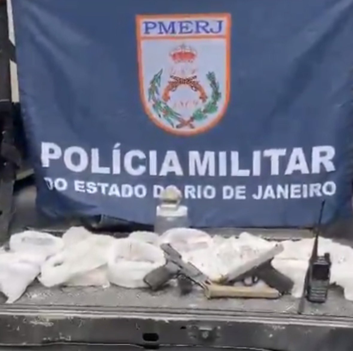 fantasma0285's tweet photo. Policiais do BOPE prenderam seis criminosos durante uma operação nos morros do Campinho (CV) e Divino (CV), na Zona Norte do Rio. Duas pistolas e drogas foram apreendidas. https://t.co/kOloDrW8Qr