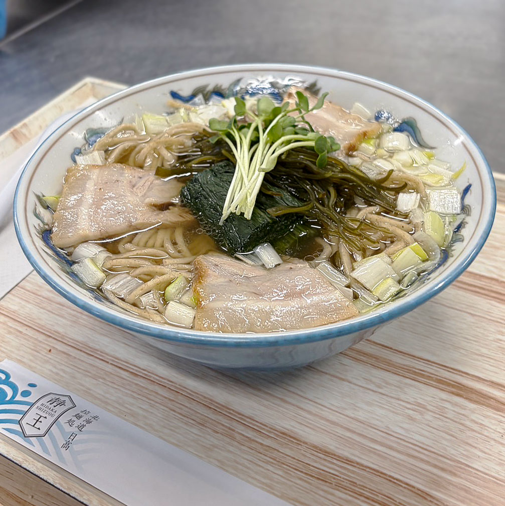shizuou_ramen's tweet photo. 今日の検食も、最高の仕上がりでした。
日高昆布の旨味、しっかり出ています。お近くにお越しの際は、ぜひ静王へお立ち寄りください。
＃静王 ＃日高昆布 ＃ラーメン ＃新冠IC ＃静内 ＃北海道 https://t.co/Z5yJLEaqW9