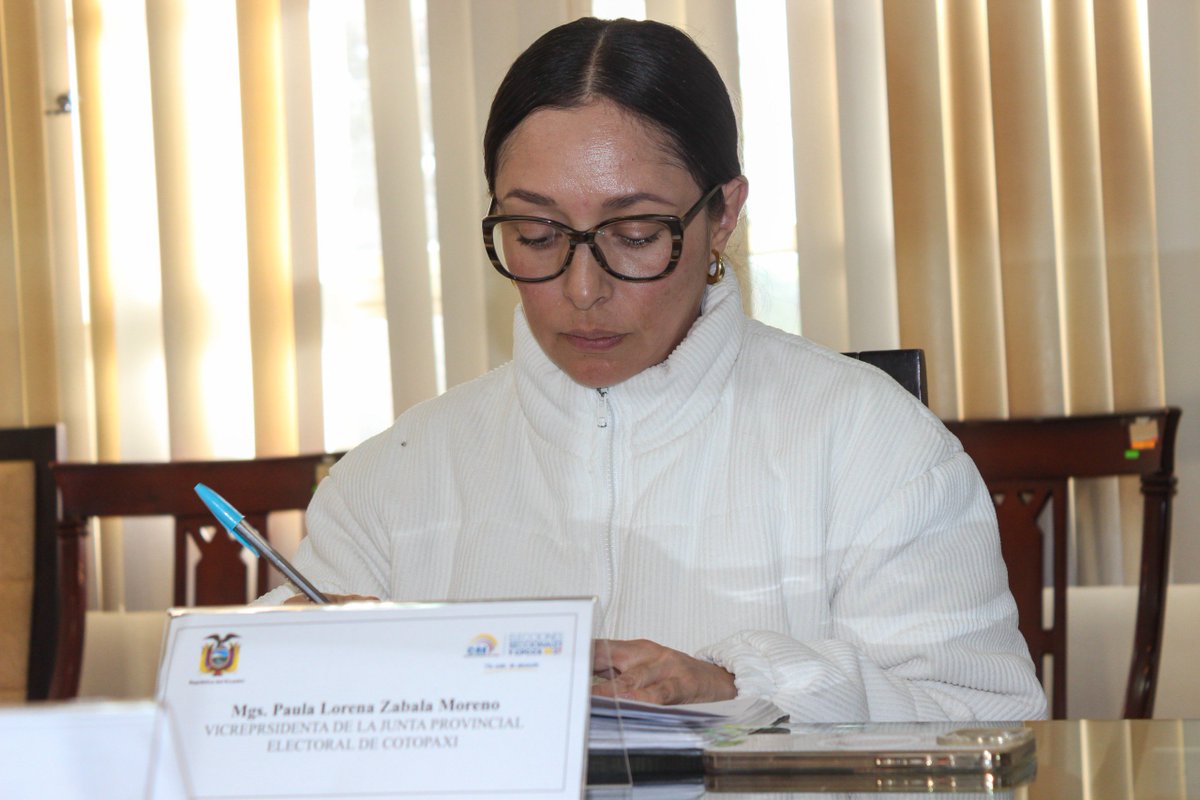 CNE_Cotopaxi's tweet photo. #CNEInforma | Nuestras autoridades de la Junta Provincial Electoral de #Cotopaxi continúan sesionando para conocer y resolver lo correspondiente a la calificación e inscripción de candidaturas para las #Elecciones2027Ec y #ElecciónCPCCS2027. 🇪🇨 https://t.co/txpDz9ZJ5A