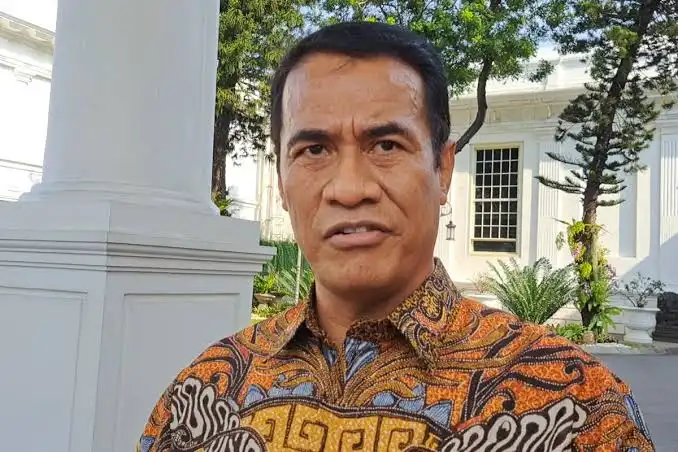 LambeSahamjja's tweet photo. beras premium di toko ritel modern kayak alfamidi sama indomaret kosong stoknya:
- menteri bilang stok beras sebenarnya banyak dan aman 
- cuma orang harus beli di pasar tradisional yang harganya malah lebih murah
- cadangan beras pemerintah sekarang hampir 5 juta ton jadi menurut amran enggak ada alasan buat panik
- kekosongan di ritel modern katanya gara gara masalah beras fortifikasi yang lagi diselidiki 
- bukan gara gara stok abis
- amran nuduh ada mafia di balik isu kelangkaan ini makanya dia udah minta bulog nambah stok beras premium 300 ribu ton ke ritel