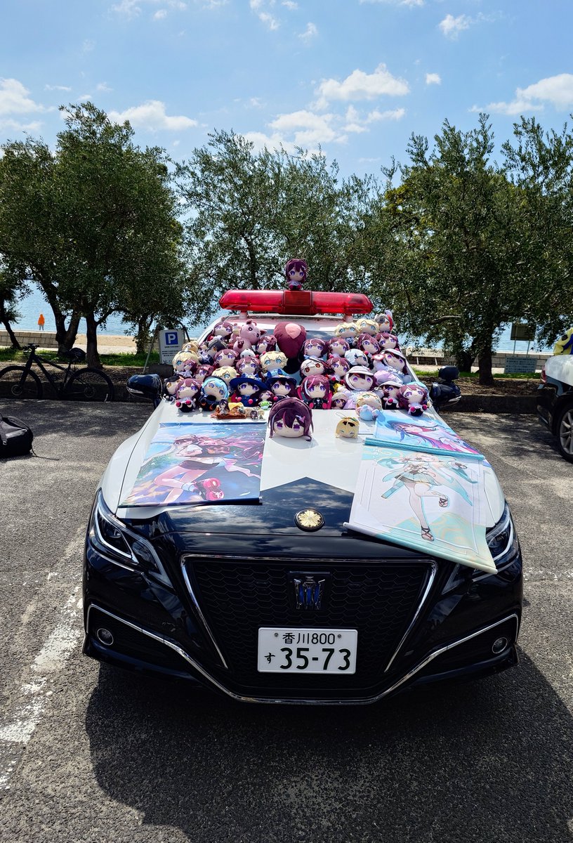 YsWeissYs's tweet photo. 警察の方の主導であずきち祭壇になるパトカー  #あずきち見て https://t.co/zOZthOke4e