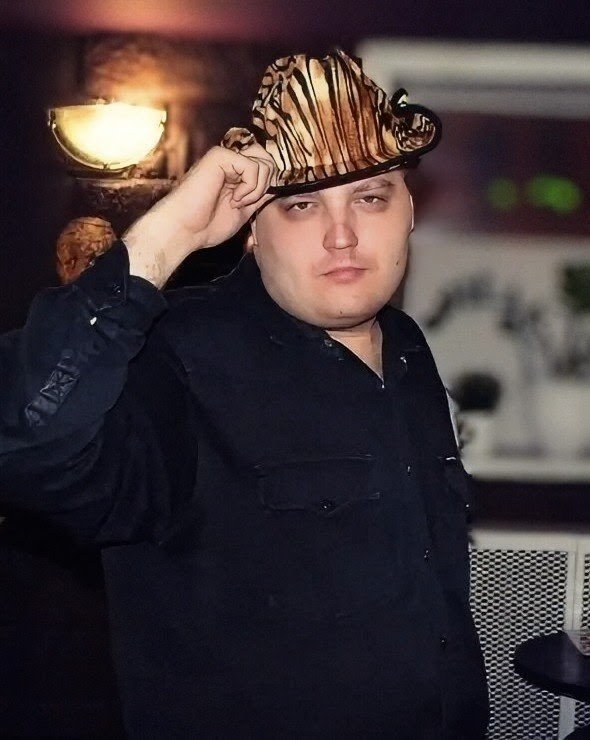 GLesyao's tweet photo. Вячеслав Лутор.
Банковский служащий из Питера. Политзэк.
Вячеслав планировал посвятить себя гуманитарной помощи украинцам в Польше. Был задержан в аэропорту Внуково. Человек,с которым он договаривался, оказался провокатором фсб. Приговор: 10 лет.

Сбор для Вячеслава в 1ом реплае. https://t.co/4Awd9upyAx