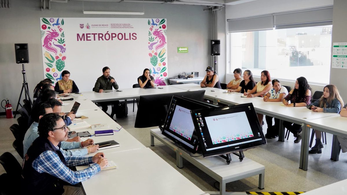 EipCDMX's tweet photo. Escuchar a las y los vecinos es el primer paso para construir una ciudad más ordenada e incluyente. 🏡✨

Me reuní con vecinas y vecinos de la colonia Xalpa, en la alcaldía Iztapalapa, para dialogar sobre el ordenamiento territorial y reflexionar sobre la evolución de los programas delegacionales conforme a la normativa vigente.

El territorio se transforma y nuestras comunidades avanzan cuando el diálogo y la planeación urbana van de la mano.