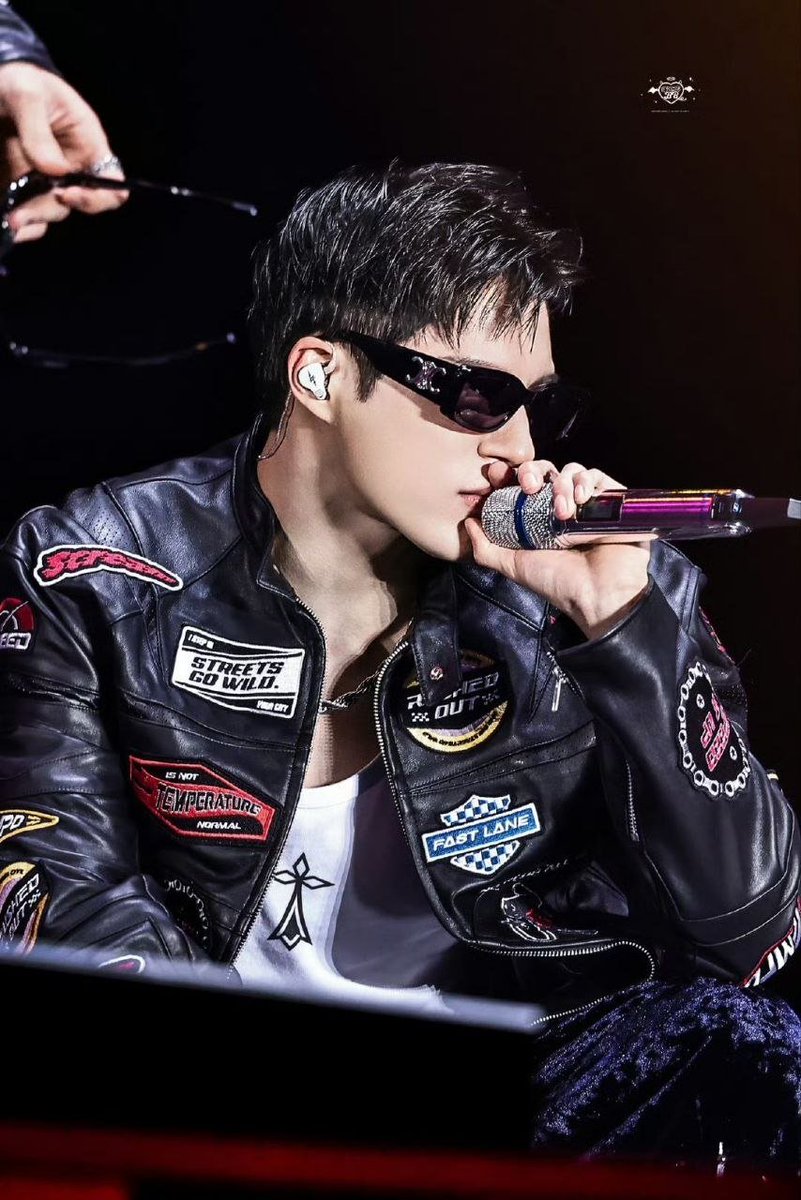 ojeno's tweet photo. Not just a performer, a whole rockstar image. https://t.co/TsrOjE5o8I