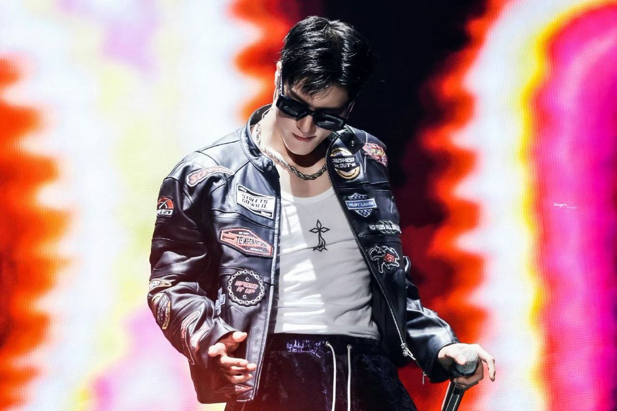 ojeno's tweet photo. Not just a performer, a whole rockstar image. https://t.co/TsrOjE5o8I