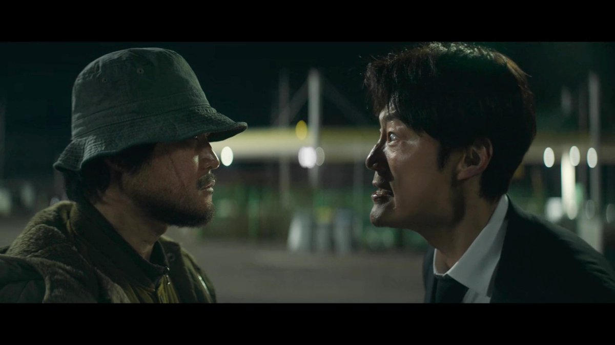 TinTonTheater's tweet photo. 韓国ドラマ『悪縁』第3話。
3話で一気に展開したな。かなり面白くなってきた！

・ジェヨンは父親の死亡保険金を受け取れなかった
・保険会社のチーム長は、1話でジェヨンの父親と接触事故を起こした車の運転手だった
・ボムジュンとユジョンはグルだった
・歩道橋からジェヨンの父親の遺体を道路に落としたのはボムジュンだった。この様子はサンフンの車のドラレコに録画されていた
・ギルリョン曰く、車で二回はねたあともジェヨンの父親は生きていた。どうやって殺害したのかは不明
・ジェヨンとギルリョンがもめているところを警官が目撃
・ジェヨンの父親の死を不審に思った警官がギルリョンを尾行。ジェヨンがギルリョンに父親殺しの依頼をする様子が録音されたボイスレコーダーを入手したが、ギルリョンに見つかり殺されてしまう

署内のトイレの個室で嘘泣きの練習をするジェヨンに笑ったｗ
しかも別の個室に入っていた警官にバッチリ聞かれているしｗ
ジェヨンは父親の保険金を受け取れなかったことで、
ギルリョンに報酬を払えなくなった。
そのことでギルリョンともめて、
翌日までに金を用意しろと脅迫されてしまう。
これでギルリョンを殺害する動機ができたか。
つかギルリョンとボムジュンもグルっぽいな～。
ラストのサンフンとユジョンの結末にビックリ！
この様子は興信所の調査員がカメラに収めている。
ただ、調査員が誰からの依頼で動いているのかは不明。
ユジョンとジュヨン（女医）は、
高校時代のクラスメイトだったのか。
1話でジェヨンの名前を聞いて反応していたから、
二人はもしかしたら高校時代の知り合いなのかもしれん。
あとユジョンがジュヨンにかなりエグイことをしていて引いたわ。