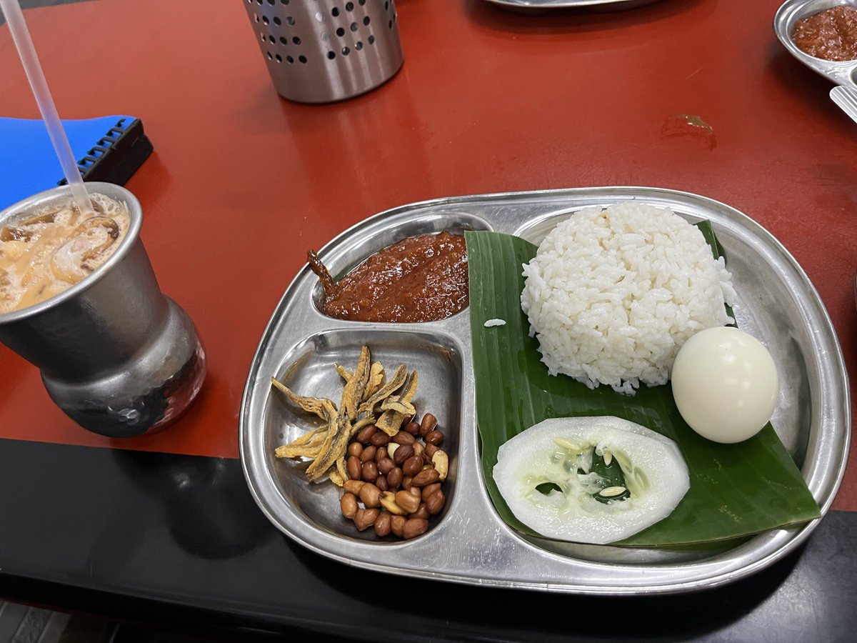 beryl_sub's tweet photo. マレーシア🇲🇾ペナン島
じゃあの、ジョージタウン

朝食
・ナシレマ
・ロティとダルマサラ https://t.co/20YjoLwP3i