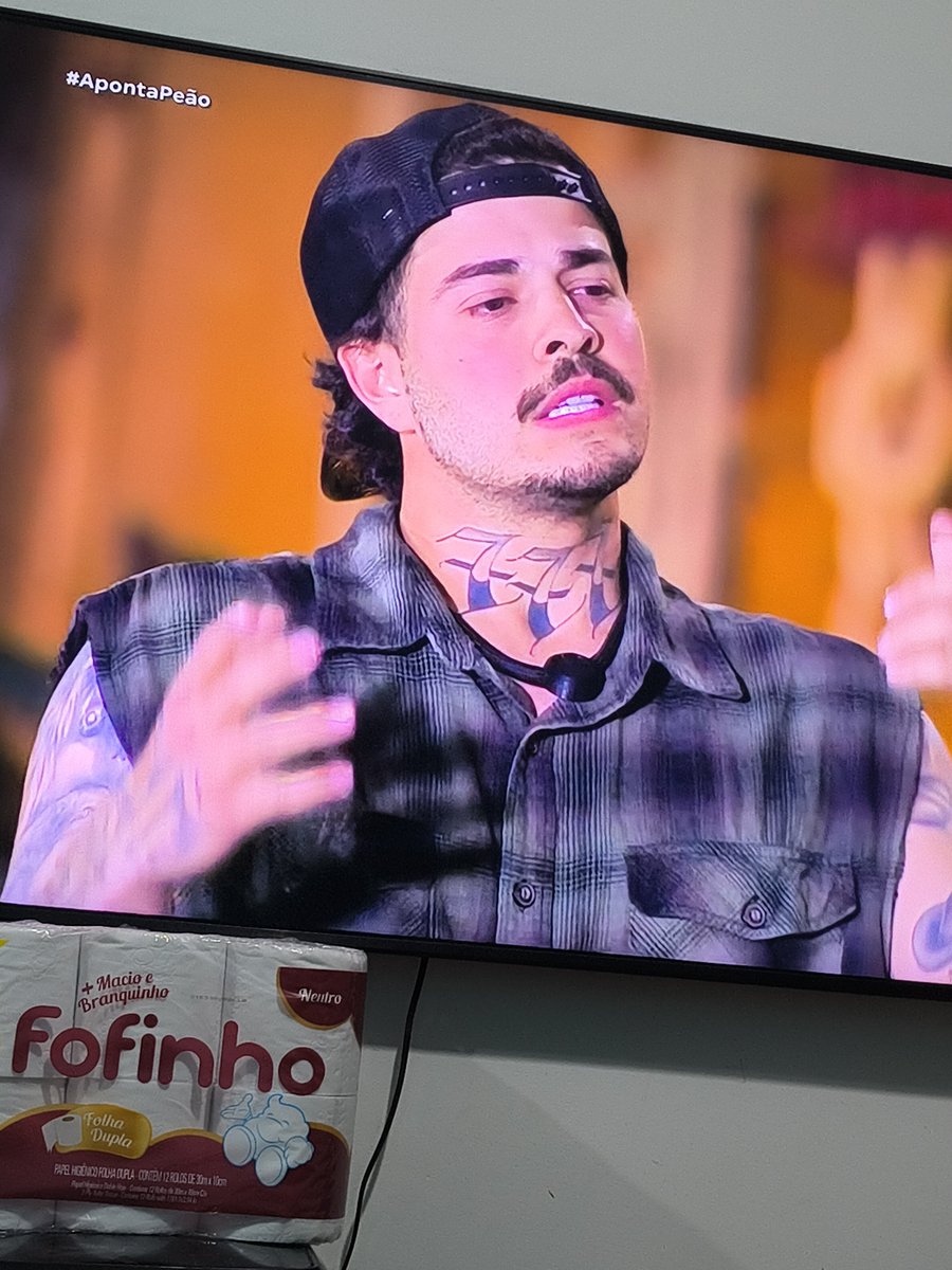 IvanWillian14's tweet photo. Pq esse cara tem o @brazino777 tatuado no pescoço? #ApontaPeão https://t.co/CXT1xJNUtI
