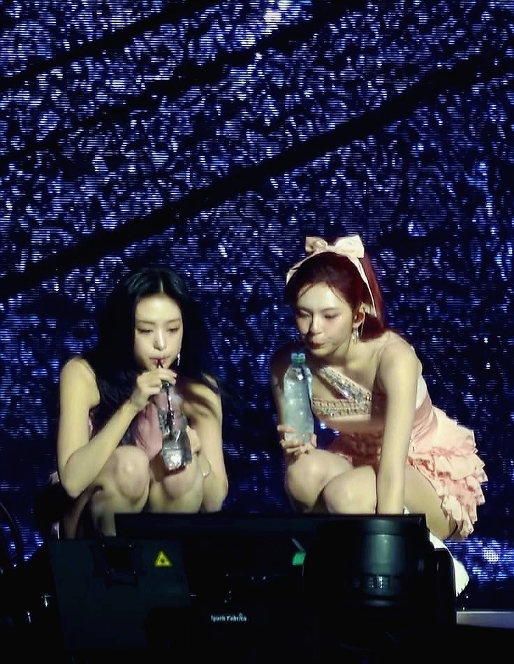 AorWachira's tweet photo. Chiyeon น่ารักกันมากๆ~🤗💕
#CHIQUITA  #AHYEON  #BABYMONSTER https://t.co/pJxKJXDB4U