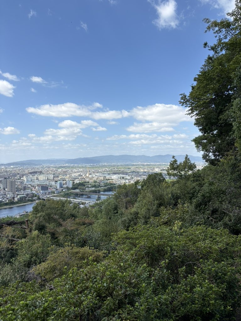 tencharibase's tweet photo. おはようございます。
今日は朝から宇治です。

心地よい秋風に誘われて
仏徳山（大吉山）に登っています。

宇治川沿いに見えるのが平等院です。
（どこ）

#てんちゃり #宇治 #レンタサイクル https://t.co/ezOpgUuhdb