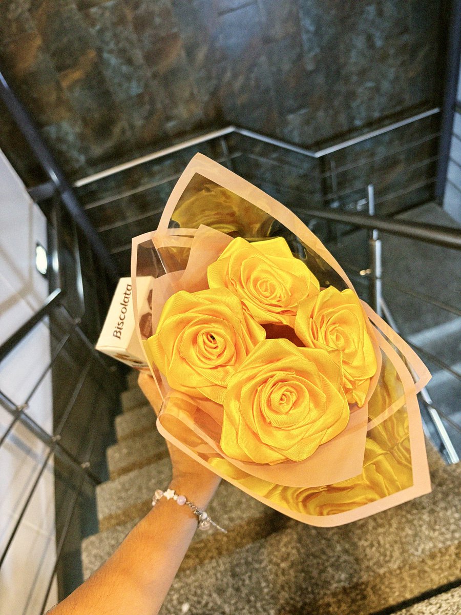 revelmoon's tweet photo. 💛 https://t.co/eBPaDjMYtb