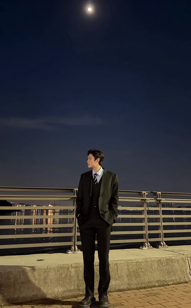 ys_00oo's tweet photo. 패션은 윤시기처럼
수트 입고 크록스 신어도 빛나는 윤시기ㅋㅋㅋㅋㅋㅋㅋ
난 신발이 뭐가 다른지 생각도 못했닼ㅋㅋㅋㅋㅋㅋ https://t.co/370nyY4HDk