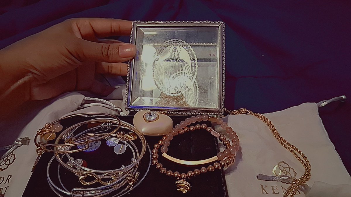 Prettiluxurious's tweet photo. A loyal dove helped fund my jewelry collection 💖🪎
kendra scott, so many alex + ani brackets andd my vintage joan rivers shipment came today!!
I need another jewelry rack 😝 shiny jewels are my weakness https://t.co/yQq1sqbys0