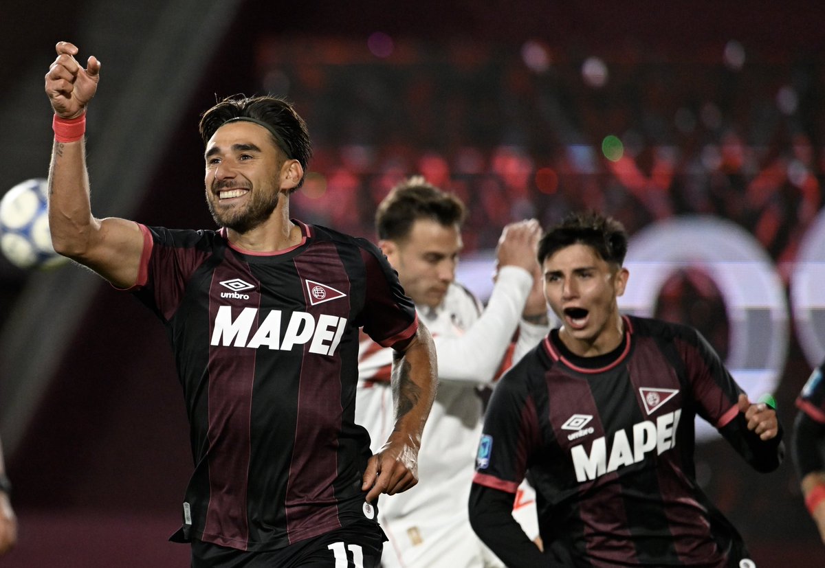 clublanus's tweet photo. Feliz día del EstudianteS!!! 🇱🇻😁 https://t.co/8di1lOGyA3