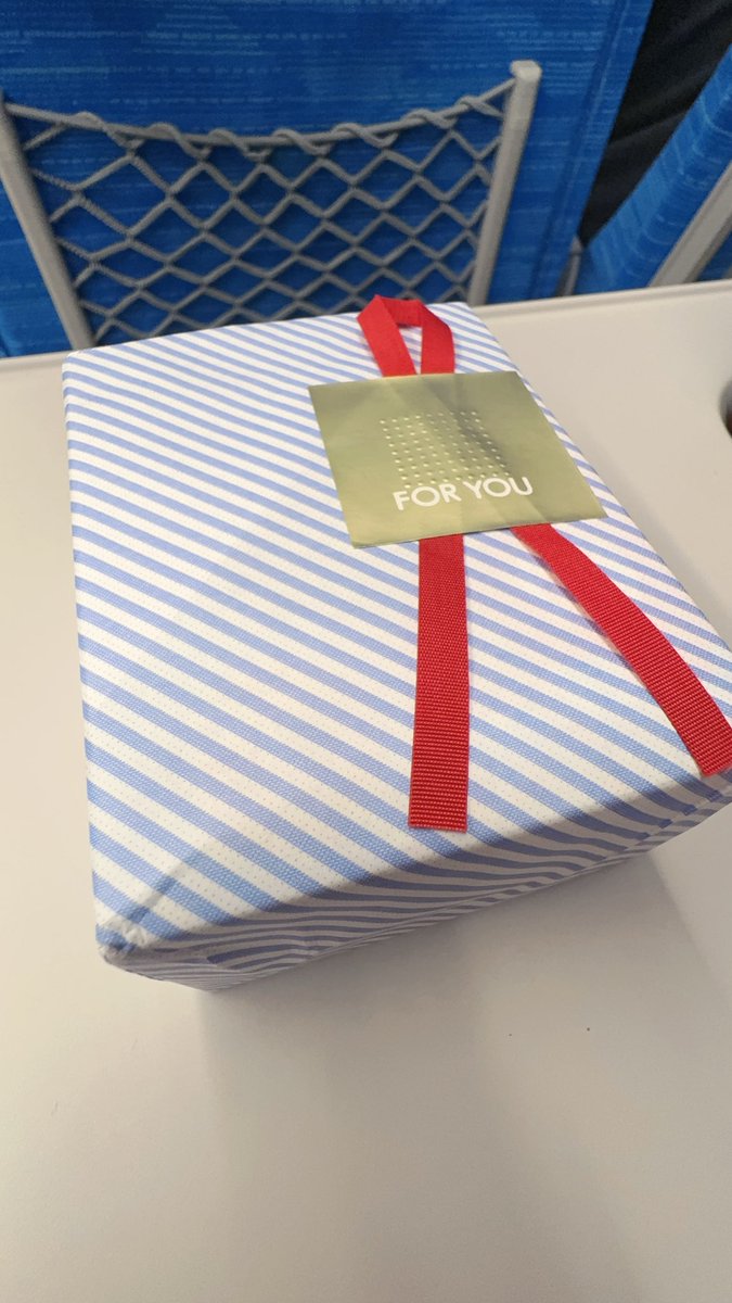 Qooonata's tweet photo. もちさんから誕生日にもらった🎁
銀色のところが冷たくもあったかくもなる超優れもの
もちさんー！ちゃんと冷たいぞこれありがとー！ https://t.co/i6uYFgT5wk