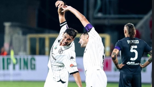 Infofatti's tweet photo. #SerieC Tris della capolista #Spezia, poker del #Trento. #Treviso bloccato dal #Desenzano
I liguri si confermano capolista del Girone B dopo il successo per 3-1 sulla #VirtusPesaro. Momento complicato per la #ProVercelli di #Bonera, che nelle ultime 3 partite ha raccolto un punto https://t.co/Sr0zCfayzt