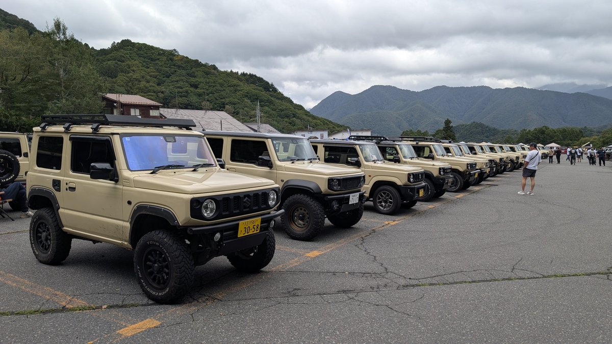 OzJ1u5feCt84ZFR's tweet photo. ぐんまジムニーイベントに来ました、
初めてイベントに来ましたが、
こんなに大量のジムニー初めて見た！
昼飯食って帰りがてら林道にでもいこうかな。

#群馬ジムニーイベント #GUNMAJimnyEvent https://t.co/GhpU2VcqPr