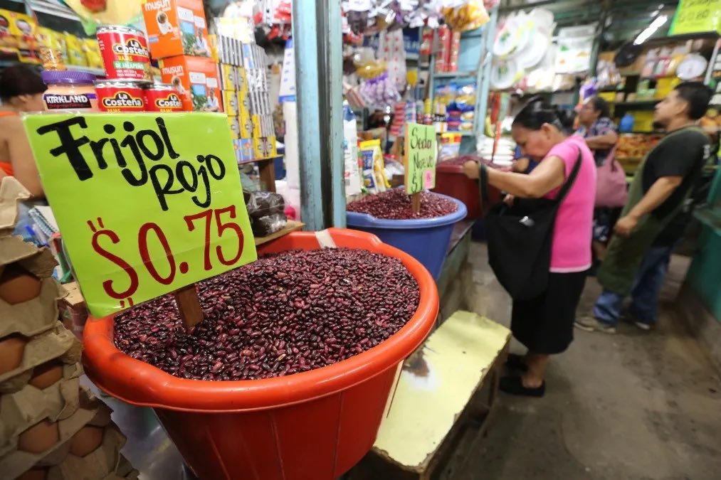MiEconomiaSV's tweet photo. ⚠️ Alerta por fenómeno de El Niño: Analistas advierten que las sequías y afectaciones agrícolas elevarán la inflación en El Salvador, encareciendo los precios de los alimentos hacia el cierre del año. 🌾☀️
#EconomíaSV #ElNiño #Inflación #CanastaBásica #ElSalvador 
Sigue el hilo👇 https://t.co/HfNR02ARhF