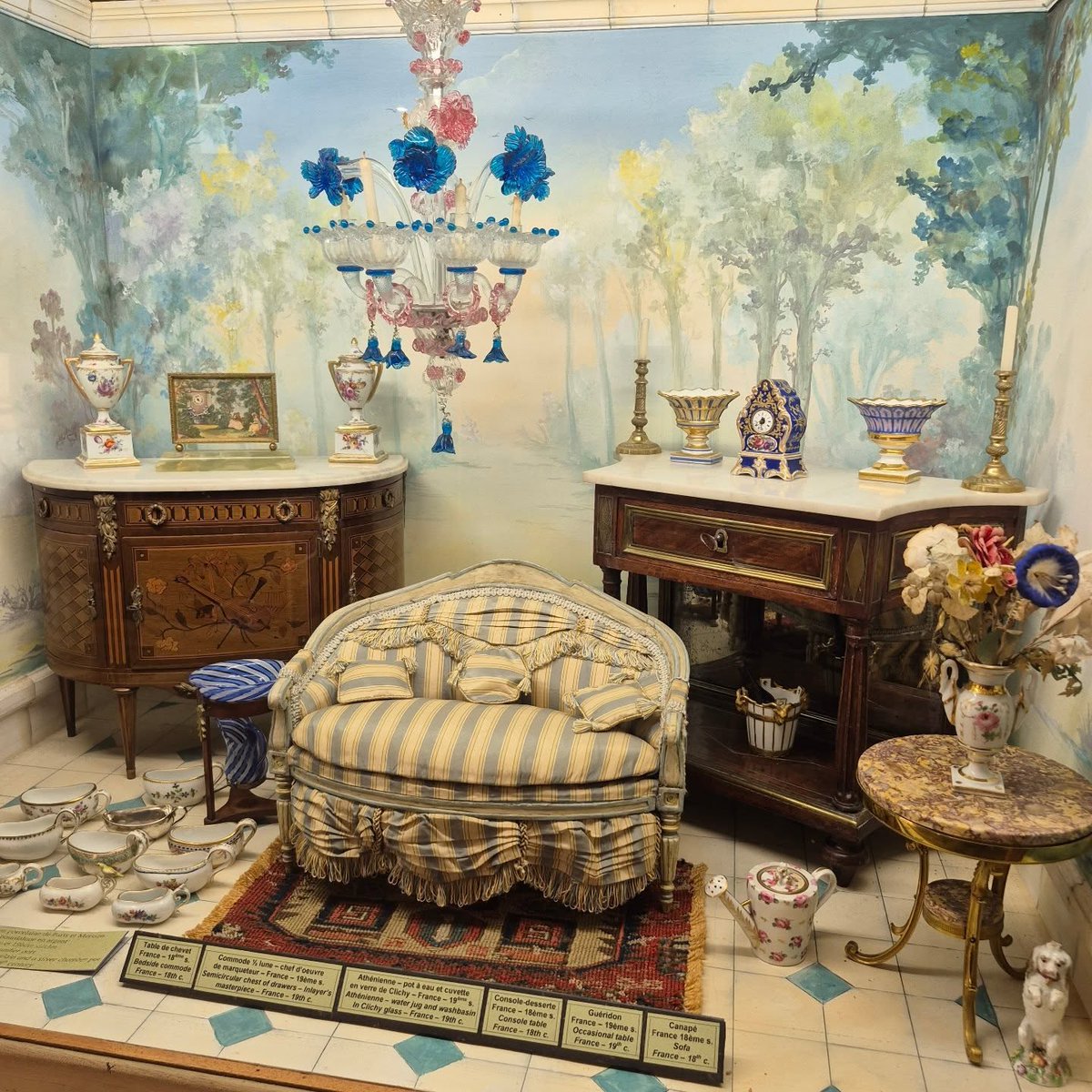 MariaRociio's tweet photo. Vitrine miniature avec la collection des bourdaloue miniatures https://t.co/xfhMBL6KMj