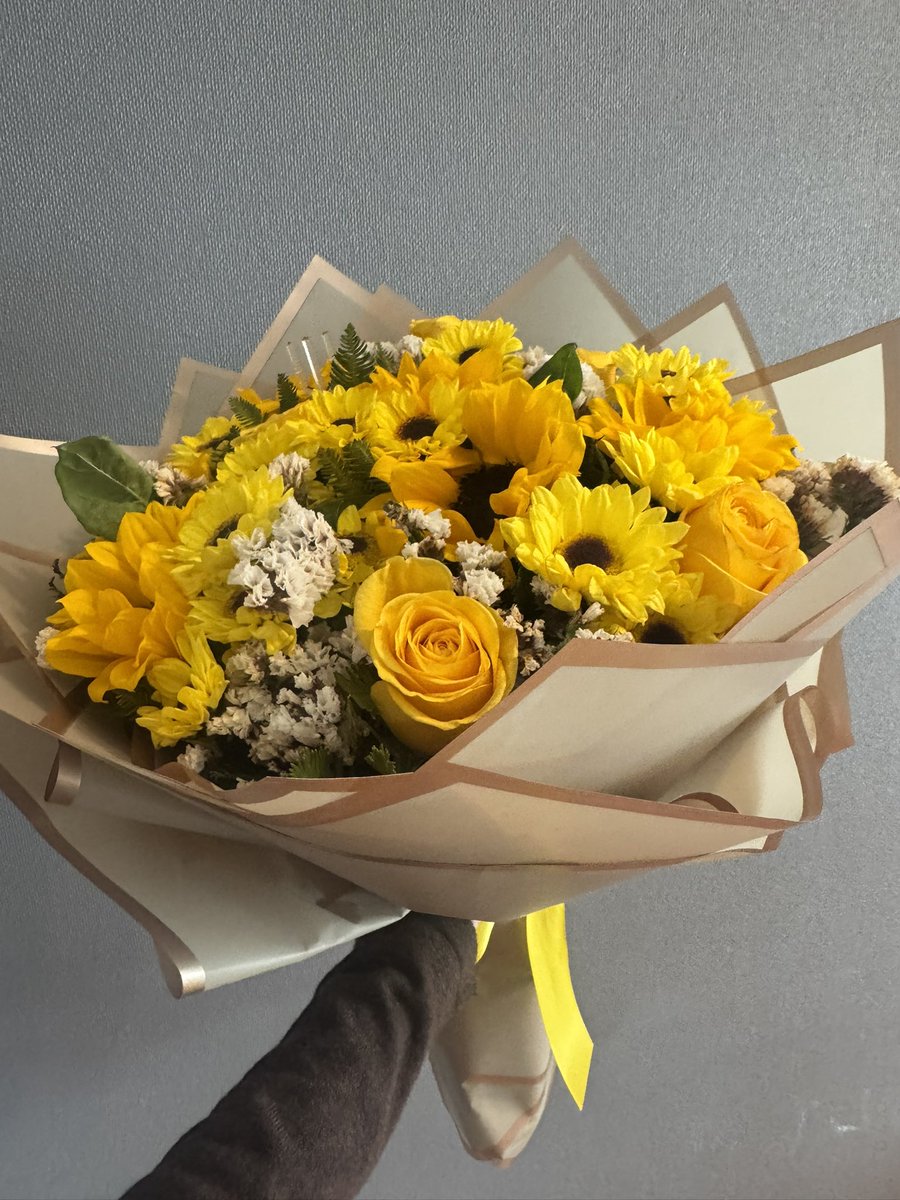 bea__hb's tweet photo. sí me dieron las flores amarillas hehe  
🌻💛 muchas gracias amorrr @ESCubrix ❤️🥰 https://t.co/G2fv8ePWfK