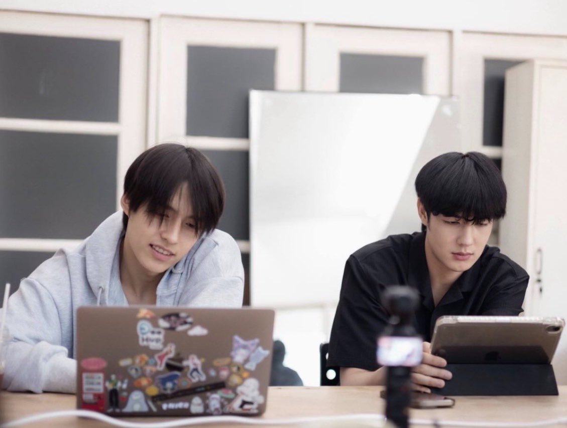 UiliU250920's tweet photo. มันติดตี๋เฮงไปแล้วอ่ะดิ 🥺🫶🏻(🧔🏻‍♂️🦔)
ถ้าไม่มีพวกแกรชั้นจะอยู่ยังไงล่ะนี่

#TeeHeng 
#TeeBoonyakait #Hengmarkii https://t.co/OYxo0dOuMw