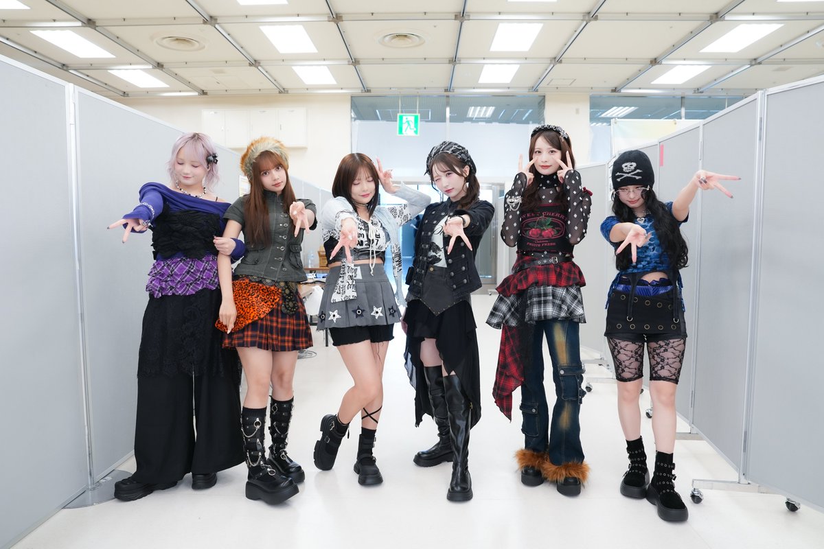 CANDY_TUNE_'s tweet photo. 🍬💿💫 𝟒𝐭𝐡 𝐬𝐢𝐧𝐠𝐥𝐞 𝐂𝐃 大特典会 💫💿

【1️⃣・2️⃣部】
🎸🎹🙌総意♡So Free st.衣装🙌🥁🎙️

🗓️9/22(火・祝)【大特典会】
📍東京流通センター 第二展示場Fホール

·.⟡.· ┈·.⟡.· ┈·.⟡.· ┈·.⟡.· ┈·.⟡.· ┈·.⟡.·

🎟️【 特典会参加券当日販売 】🎟️
⏰販売時間：9:00～18:20予定
🛒販売場所：東京流通センター 第二展示場Fホール CD販売ブース
⚠️各部の受付終了20分前まで

🎟️当日券詳細はこちら
https://t.co/UEUvzoMSeO

·.⟡.· ┈·.⟡.· ┈·.⟡.· ┈·.⟡.· ┈·.⟡.· ┈·.⟡.·

🎯【 抽選会 】🎯
⏰販売時間：10:00〜18:20(予定)
🎪抽選場所：東京流通センター 第二展示場Fホール

🎯抽選会詳細はこちら
https://t.co/aYBWVmB82G

#総意SoFree
#スペシャル感謝祭
#CANDYTUNE #きゃんちゅー