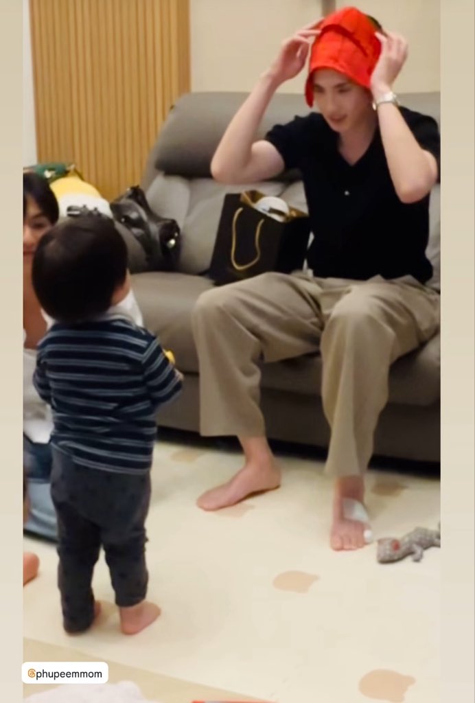 mameowsocute's tweet photo. แล้วเฮียภูเจ็บเท้าอยู่แท้ๆแต่ก็ยังแวะมาเล่นกับเคเด้นหรอ เอนดุอะสิ่งนี้น่ารักมากๆเฮียใส่หน้ากากสไปเด้อแมนอีกแล้วน้องเป้อที่นั่งจุมปุ้กอยู่ข้างล่างก็น่ารัก รักความสัมพันธ์พวกนางมากㅠㅠㅠㅠ https://t.co/JgkNnTXhqx