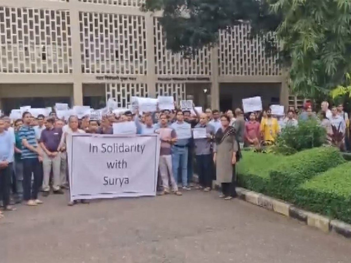 ani_digital's tweet photo. IIT Bombay students say stir only for reform, not shielding academic misconduct; Doolla suspended only from deanship
Read @ANI Story | https://t.co/ybX67vO25B
#IITBombayStudents #protest #StudentSuicide #AcademicMisconduct #SuryanarayanaDoolla #DeanshipSuspension https://t.co/gb5qssyoXe