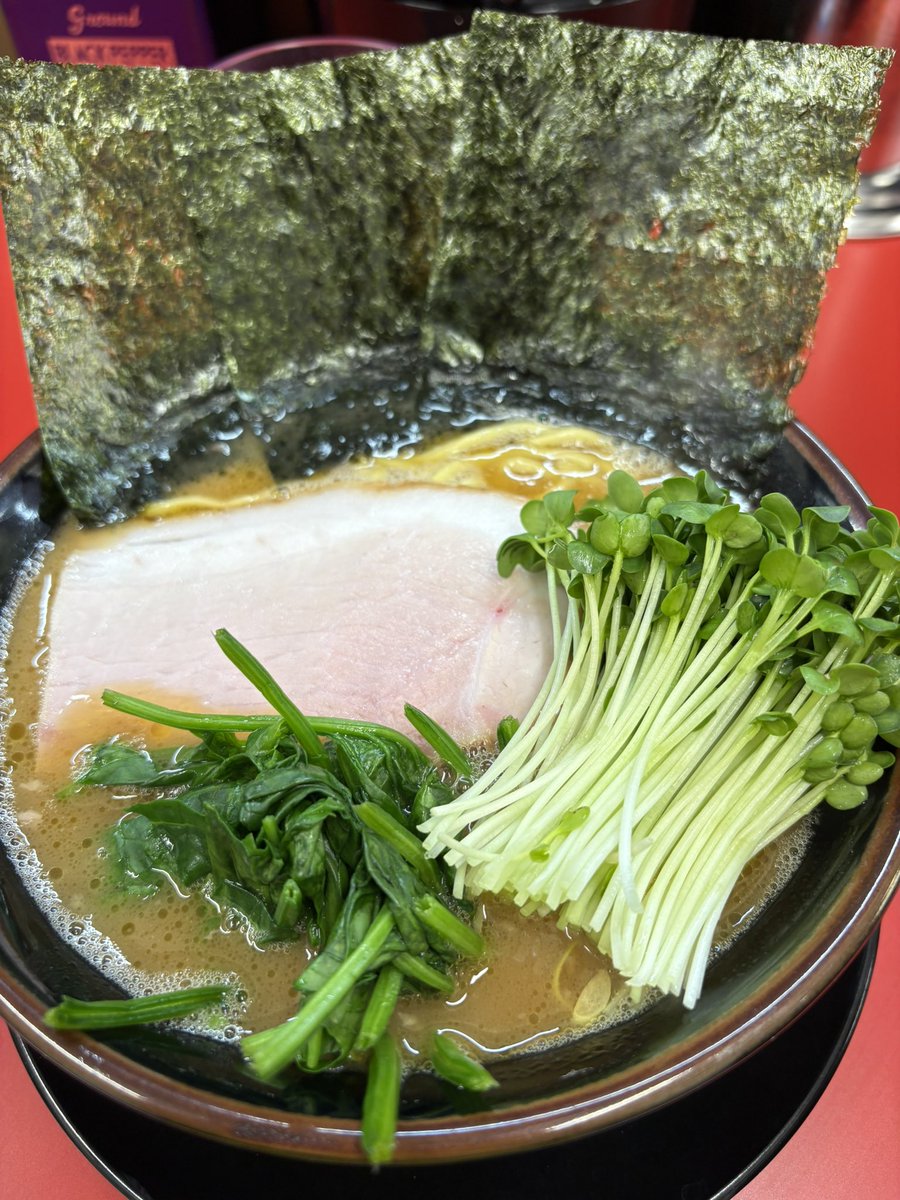 tcXfhLx2L5jWn02's tweet photo. 横浜家系ラーメン関内家@長者町

10:35開店待ち2番目

普普普 カイワレ

関内二郎の真向いにある8月OPENの新店
弘明寺の田上家ご出身てことでこの系譜といえばのカイワレでキメてみました
醤油先行で鶏油の風味は弱め
ほうれん草はシャキ感あって麺は麻生製麺をテボ上げ
最後お酢一周で汁完💯 https://t.co/S1kjVn22F6