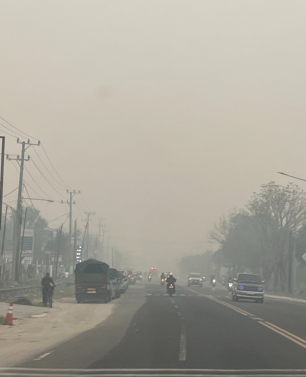 greencitzen's tweet photo. Kami izin pamit dari Palangka Raya dulu, karena pesawat masih belum bisa mendarat maka, peralatan pemadam kebakaran dari Jakarta harus kami kirim ulang lewat Banjarmasin.

Dan kami harus kembali ke Jakarta mengurus hal tersebut dan membeli selang baru. Semoga cepat selesai ✨ https://t.co/qYxx6Rkm7t