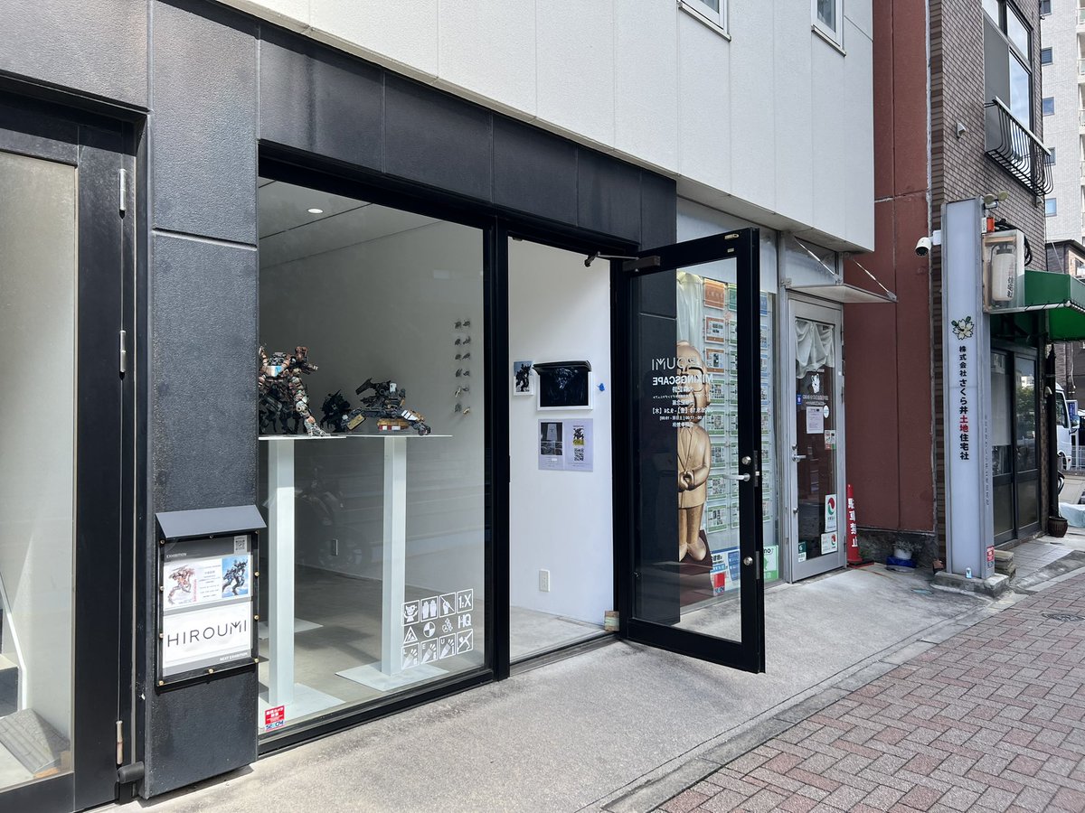 yukineko19's tweet photo. ネクスポから電車移動して、大森記詩さんの空想模型モデリングマニュアルブック出版記念展へ。
このギャラリーは正面がガラス張りで晴れると光が奥まで入って、特に立体物はとても見やすくなる。
彼の生み出したメカ群をしっかり堪能したぞ！
↓続 https://t.co/x62twc0WPl