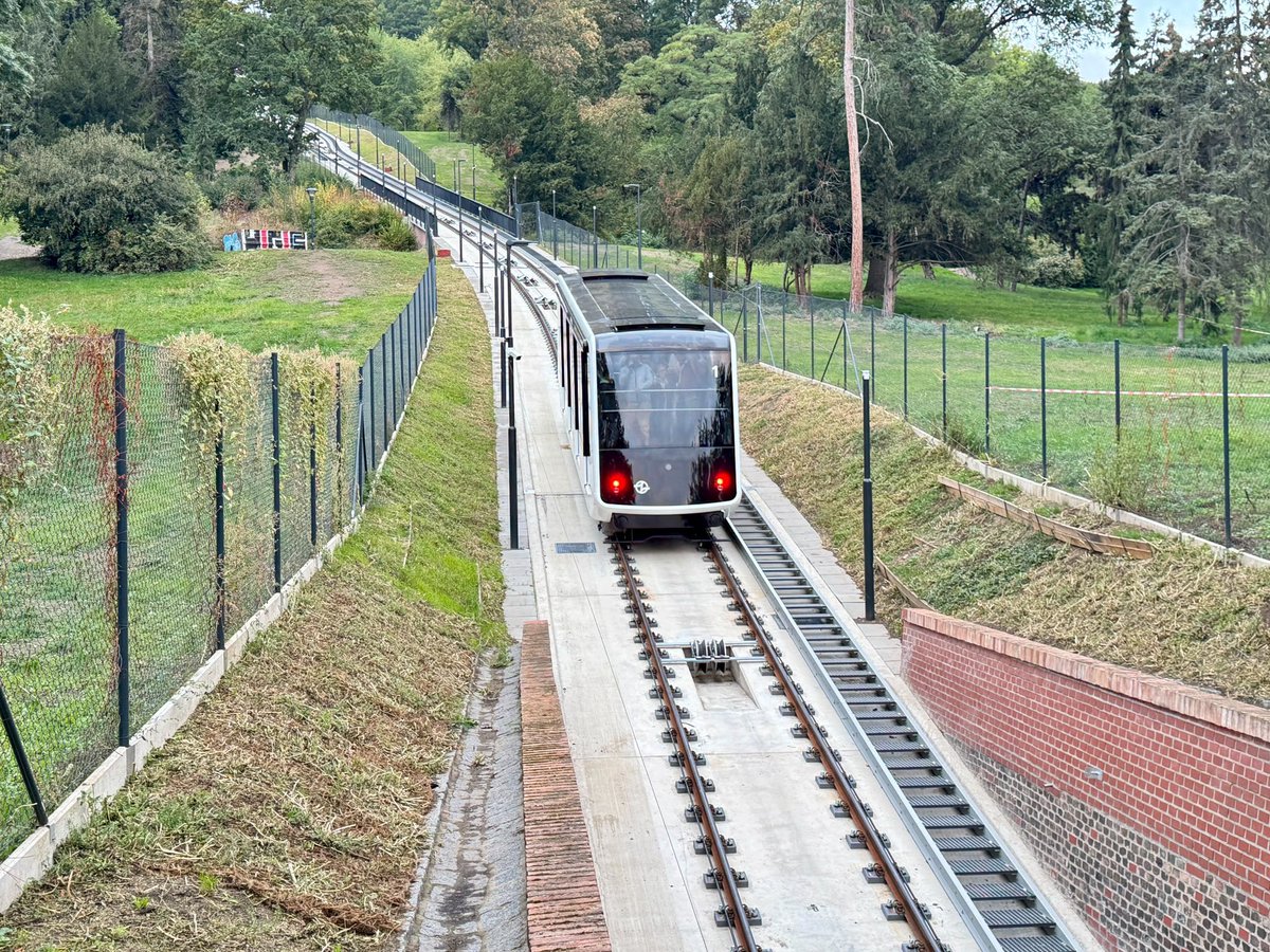 DPPOficialni's tweet photo. 🚠 LANOVKA JEZDÍ | Dnes v 7:00 ráno vyjela po dvouleté pauze lanovka na Petřín opět s cestujícími. 🥳

Více informací ▶️ https://t.co/WepVpIQMUL https://t.co/kwnq50PYAE