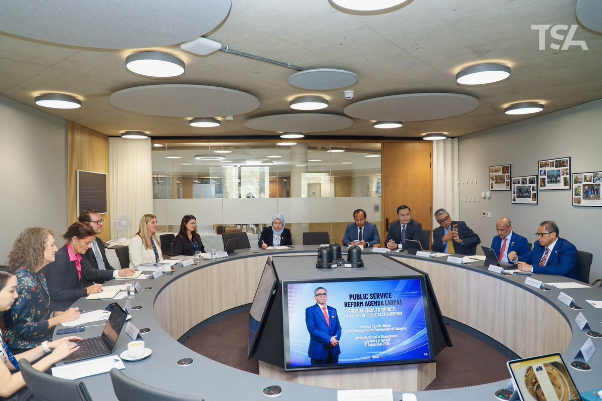 shamsulazribakr's tweet photo. Kemuncak acara lawatan kerja semalam ialah sesi istimewa di Blavatnik School of Government, Universiti Oxford yang diketuai oleh Dekan Profesor Ngaire Woods, dan turut disertai Profesor Christian Schuster serta Profesor Rebecca Kitteridge yang juga mantan Setiausaha Kabinet New Zealand. 

Saya turut membentangkan usaha reformasi perkhidmatan awam yang sedang dilaksanakan dan telah mendapat pelbagai input yang sangat berharga dari para sarjana untuk terus menambahbaik kualiti perkhidmatan.

Di kesempatan sama, saya turut menyaksikan sesi pemeteraian dan pertukaran memorandum persefahaman (MoU) antara Razak School of Government dan Blavatnik School of Goverment, Universiti Oxford. Kerjasama ini merangkumi pertukaran amalan terbaik reformasi perkhidmatan, pendigitalan penyampaian, motivasi dalam pekerjaan serta kecemerlangan kepimpinan.

#MalaysiaMADANI
#YakinMADANI
#MADANIBekerja
#ReformasiSatuKemestian
#TaatSetia

©️𝟮𝟬𝟮𝟲 𝗣𝗘𝗝𝗔𝗕𝗔𝗧 𝗞𝗘𝗧𝗨𝗔 𝗦𝗘𝗧𝗜𝗔𝗨𝗦𝗔𝗛𝗔 𝗡𝗘𝗚𝗔𝗥𝗔