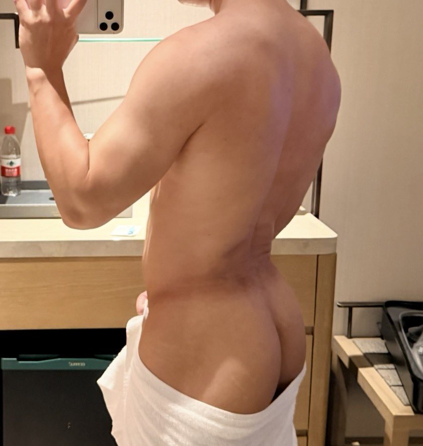 bbbbaaac765's tweet photo. 想舔正装男的丝袜和奶子啊啊 https://t.co/tzjWk8WKxK